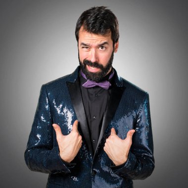 Payet ceket gri arka plan üzerinde yapım sürpriz hareketi ile yakışıklı adam