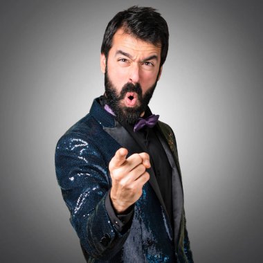 Payet ceket gri arka plan üzerine bağırarak ile yakışıklı adam