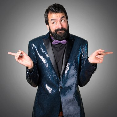 Payet ceket gri arka plan üzerine şüpheleri Laterallerin işaret eden yakışıklı adam