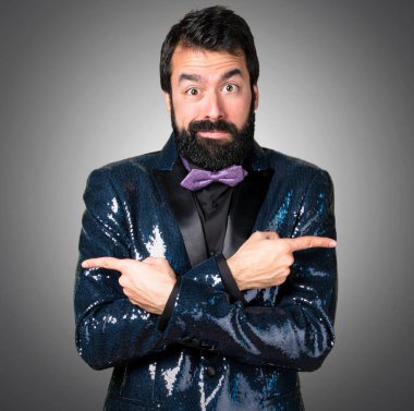 Payet ceket gri arka plan üzerine şüpheleri Laterallerin işaret eden yakışıklı adam