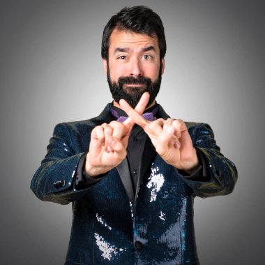 Payet ceket gri arka plan üzerinde hiçbir jest yapma ile yakışıklı adam