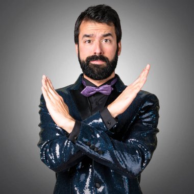 Payet ceket gri arka plan üzerinde hiçbir jest yapma ile yakışıklı adam