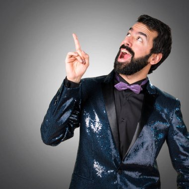 Payet ceket gri arka plan üzerinde yukarıyı yakışıklı adam