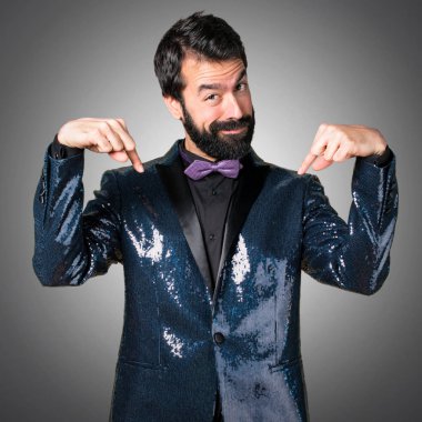 Payet ceket gri arka plan üzerinde aşağı dönük ile yakışıklı adam