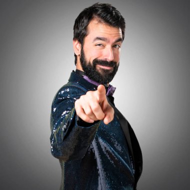 Payet ceket gri arka plan üzerine açık işaret ile yakışıklı adam