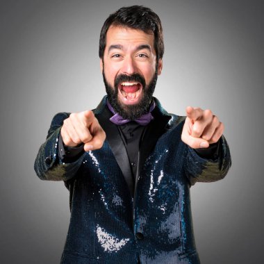 Payet ceket gri arka plan üzerine açık işaret ile yakışıklı adam