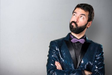 Payet ceket düşünce gri arka plan ile yakışıklı adam