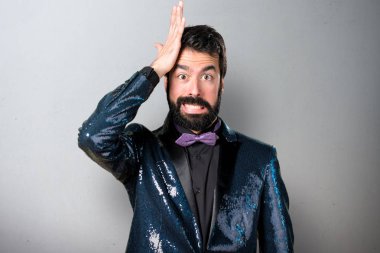 Payet ceket gri arka plan üzerine şüpheleri olan yakışıklı adam