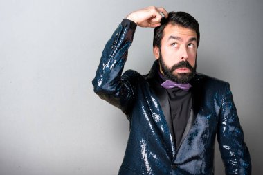 Payet ceket gri arka plan üzerine şüpheleri olan yakışıklı adam