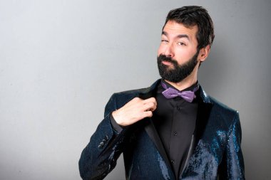 Payet ceket gri arka plan üzerinde kendisiyle gurur ile yakışıklı adam