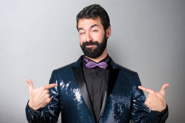 Payet ceket gri arka plan üzerinde kendisiyle gurur ile yakışıklı adam