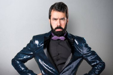 Payet ceketi gri arka plan üzerinde üzgün yakışıklı adam