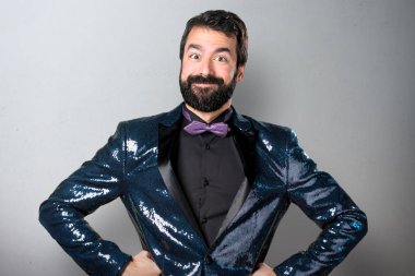 Payet ceket gri arka plan üzerinde mutlu yakışıklı adam