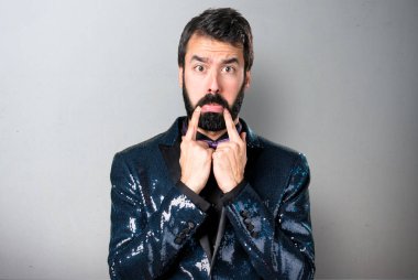 Payet ceketi gri arka plan üzerinde üzgün yakışıklı adam