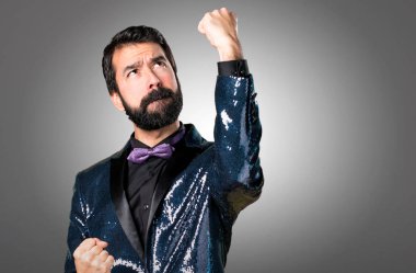 Payet ceket gri arka plan üzerinde olan şanslı yakışıklı adam