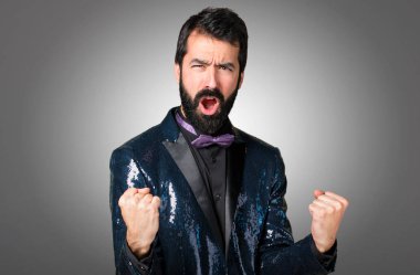 Payet ceket gri arka plan üzerinde olan şanslı yakışıklı adam