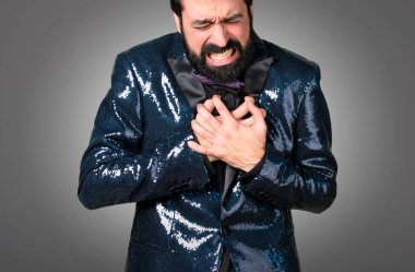 Payet ceket gri arka plan üzerinde kalp acıyla yakışıklı adam