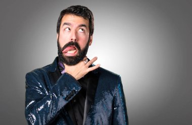 Payet kendini gri arka plan üzerinde boğulma ceket ile yakışıklı adam