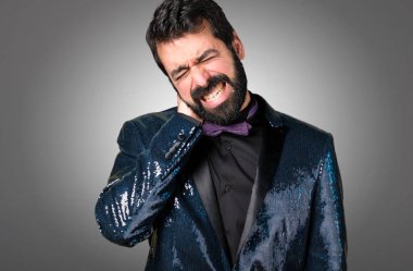 Payet ceket gri arka plan üzerinde boyun ağrısı ile yakışıklı adam