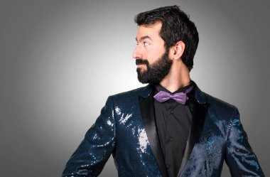 Payet ceket ooking lateral gri arka plan üzerinde olan yakışıklı adam