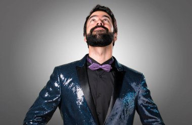 Payet ceket gri arka plan üzerinde seyir yakışıklı adam