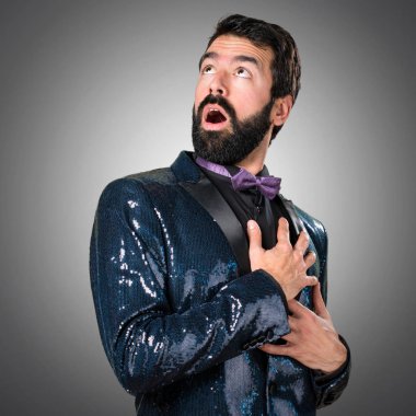 Payet ceket gri arka plan üzerinde aşık olan yakışıklı adam