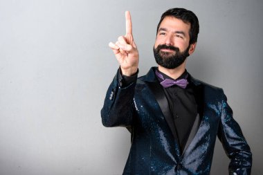 Payet ceket gri arka plan şeffaf ekranda dokunmadan ile yakışıklı adam