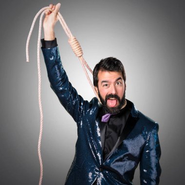 Slipknot gri arka plan üzerinde boynuna ceketle payet ile yakışıklı adam