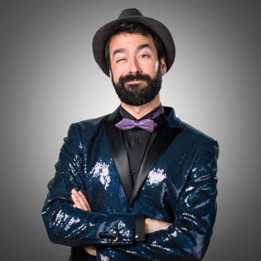 Payet ceket gri arka plan üzerinde şapkalı olan yakışıklı adam