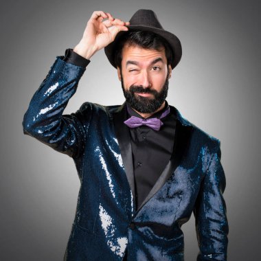 Payet ceket gri arka plan üzerinde şapkalı olan yakışıklı adam