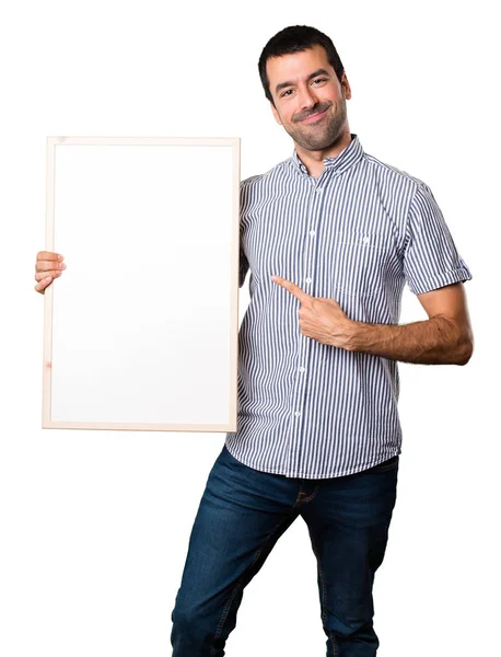 快乐英俊的男子拿着一个空标语牌在孤立的白色背景 — 图库照片