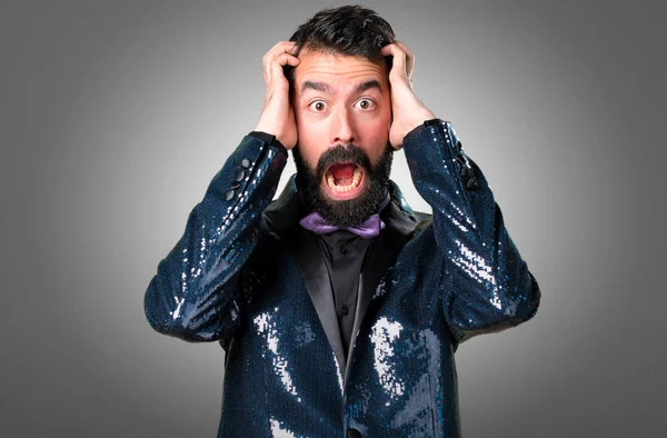 Payet ceket gri arka plan üzerinde ile sinirli yakışıklı adam