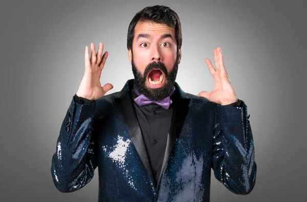 Payet ceket gri arka plan üzerinde ile sinirli yakışıklı adam