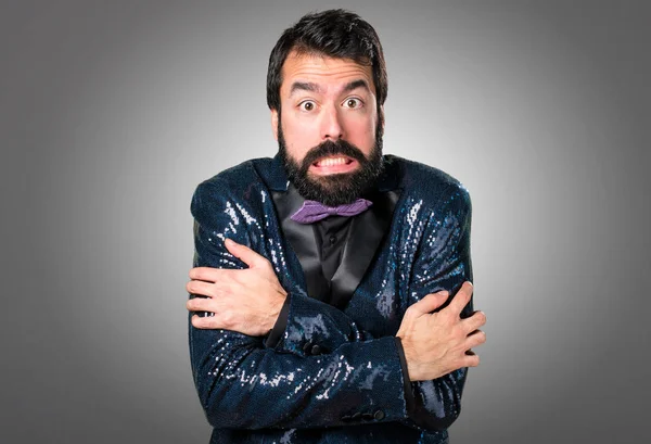 Hombre Guapo Con Chaqueta Lentejuelas Congelándose Sobre Fondo Gris —  Fotos de Stock