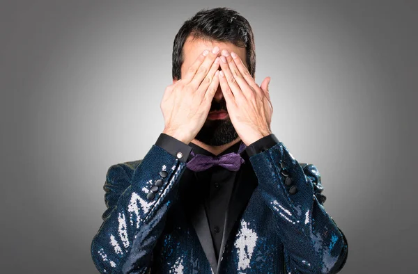 Hombre Guapo Con Chaqueta Lentejuelas Cubriendo Sus Ojos Sobre Fondo — Foto de Stock