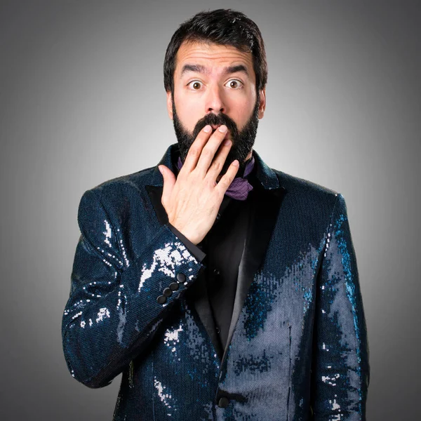 Payet ceket gri arka plan üzerinde yapım sürpriz hareketi ile yakışıklı adam