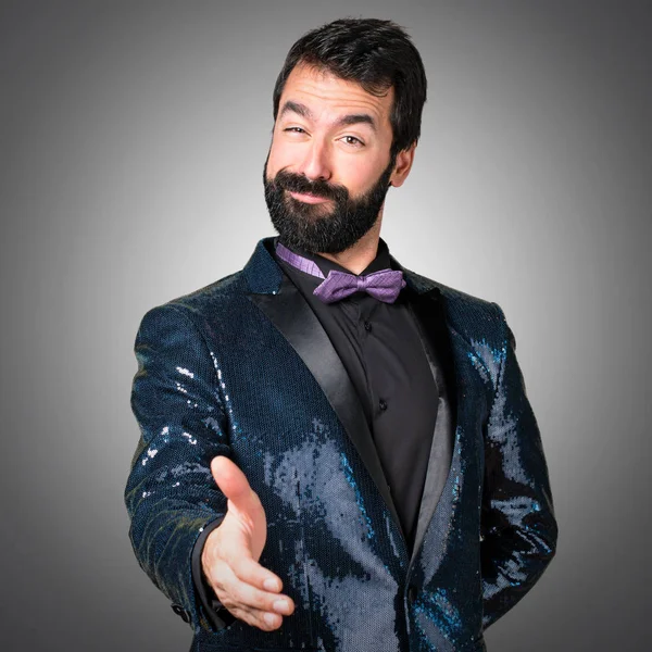 Payet ceket bir gri arka plan üzerinde anlaşma ile yakışıklı adam