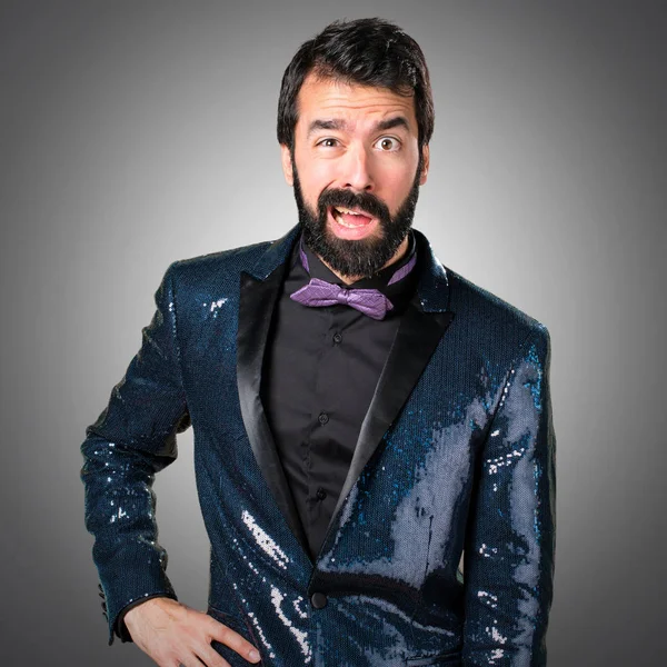 Payet ceket gri arka plan üzerinde yorgun yakışıklı adam