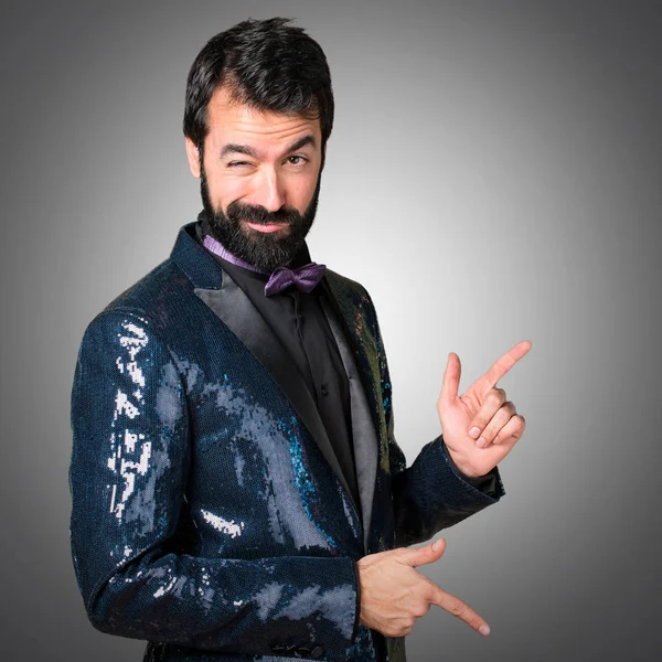 Payet ceket gri arka plan üzerinde dans ile yakışıklı adam