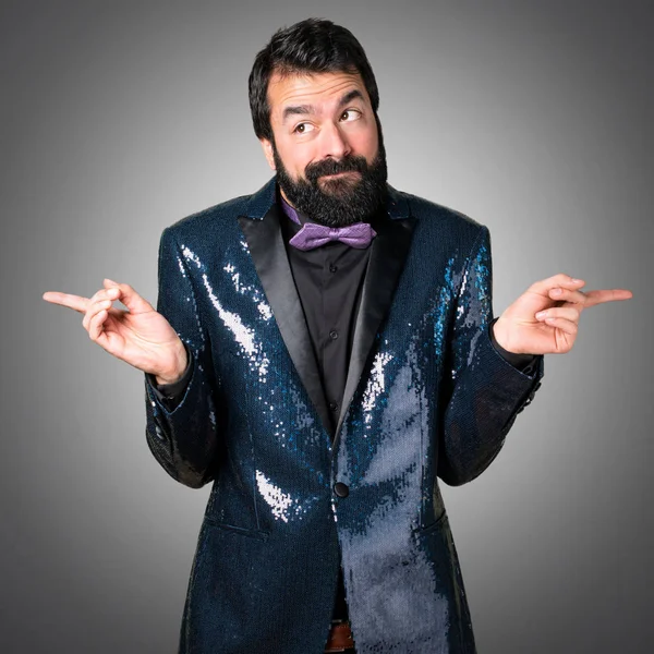 Payet ceket gri arka plan üzerine şüpheleri Laterallerin işaret eden yakışıklı adam