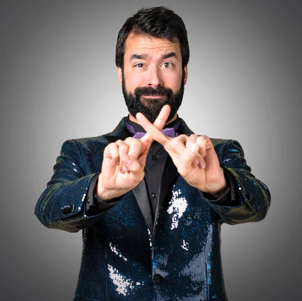 Payet ceket gri arka plan üzerinde hiçbir jest yapma ile yakışıklı adam