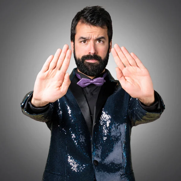 Yakışıklı adamla payet ceket gri arka plan üzerinde kırmızı yapma