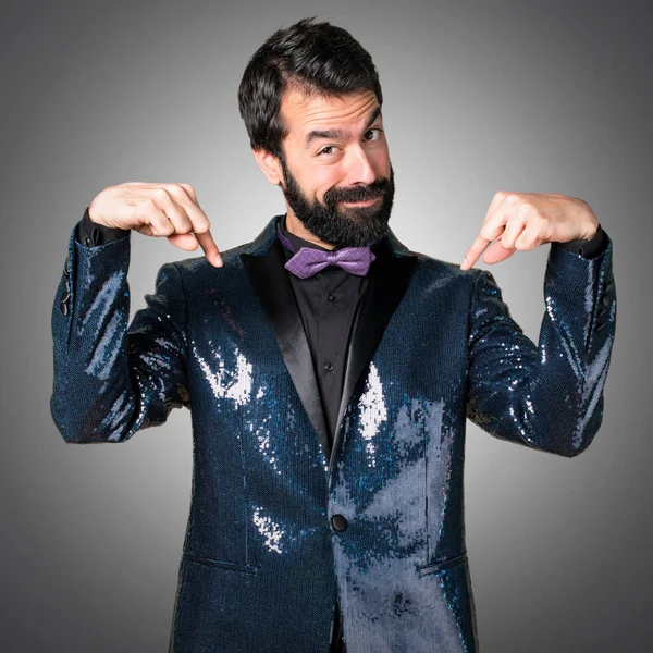 Payet ceket gri arka plan üzerinde aşağı dönük ile yakışıklı adam