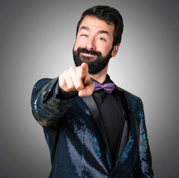 Payet ceket gri arka plan üzerine açık işaret ile yakışıklı adam