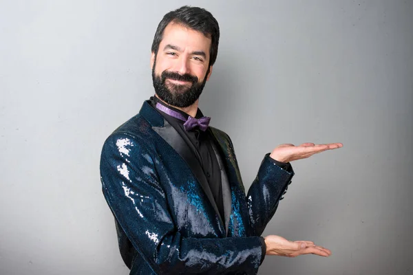 Hombre Guapo Con Chaqueta Lentejuelas Presentando Algo Sobre Fondo Gris —  Fotos de Stock