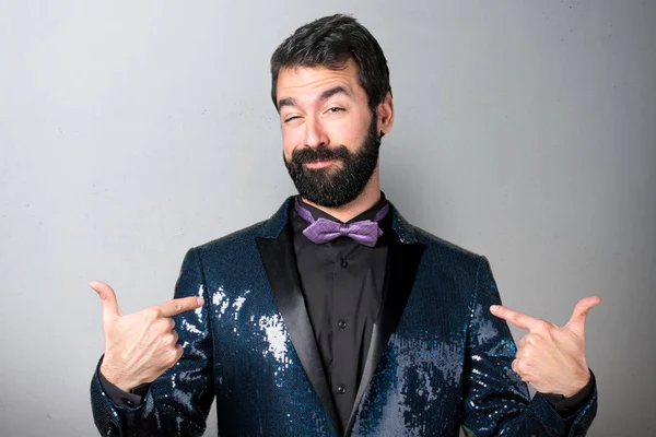 Hombre Guapo Con Chaqueta Lentejuelas Orgulloso Mismo Sobre Fondo Gris —  Fotos de Stock