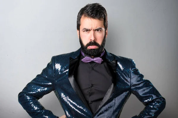 Payet ceketi gri arka plan üzerinde üzgün yakışıklı adam