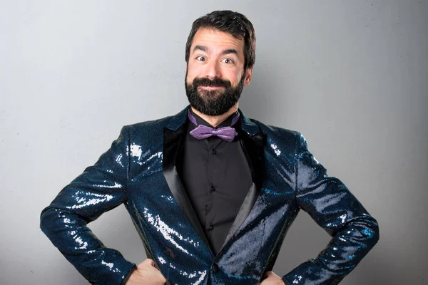 Payet ceket gri arka plan üzerinde mutlu yakışıklı adam