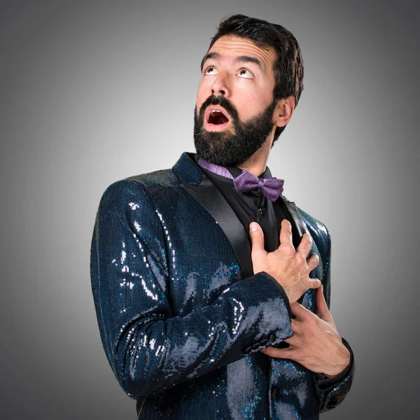 Payet ceket gri arka plan üzerinde aşık olan yakışıklı adam