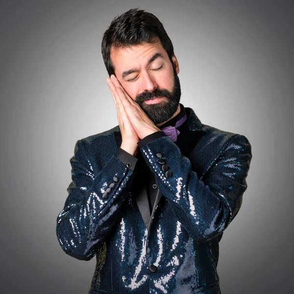 Hombre Guapo Con Chaqueta Lentejuelas Haciendo Gesto Sueño Sobre Fondo —  Fotos de Stock